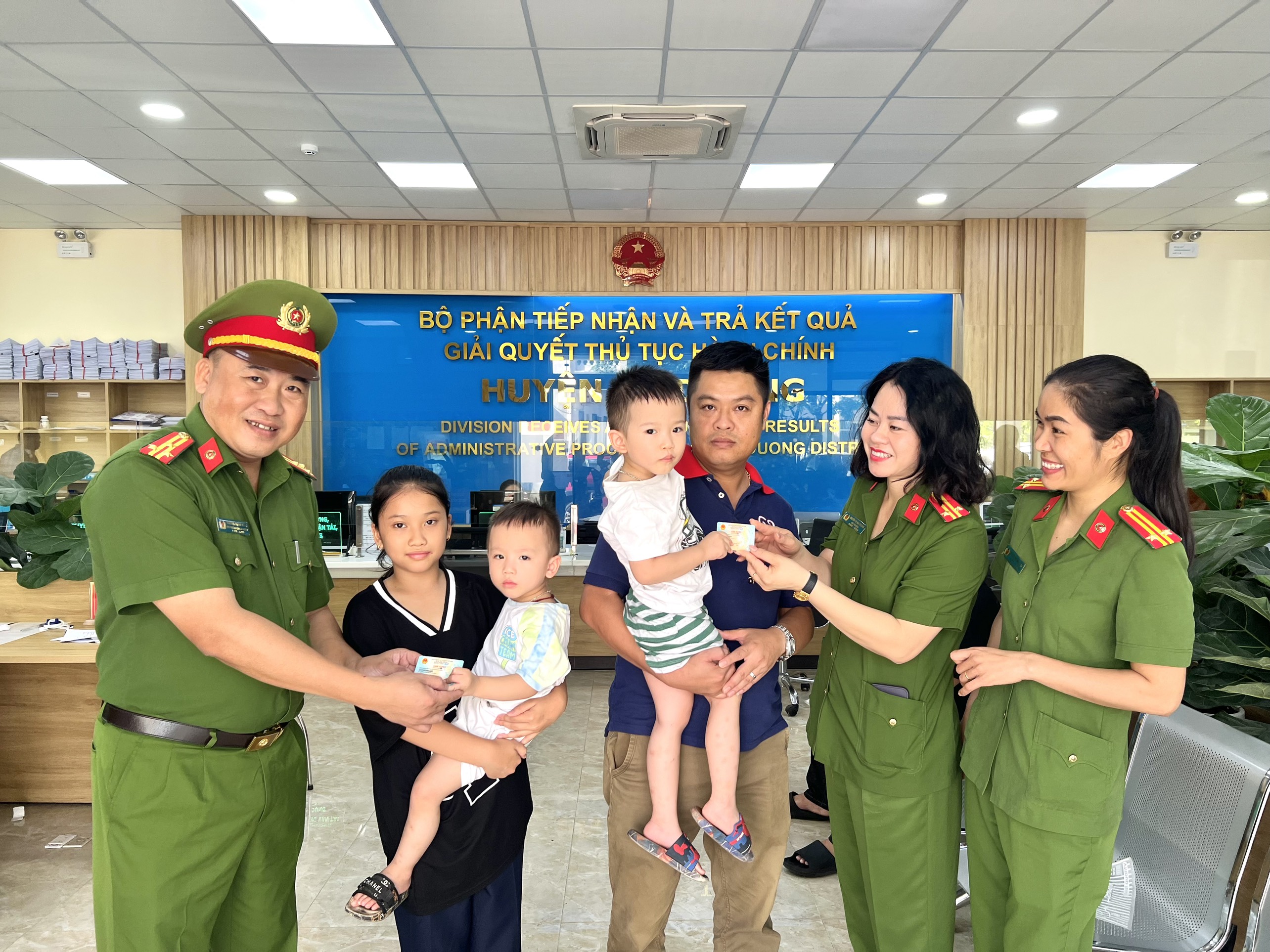 Công an huyện An Dương trao thẻ căn cước mới cho các công dân đầu tiên trên địa bàn huyện